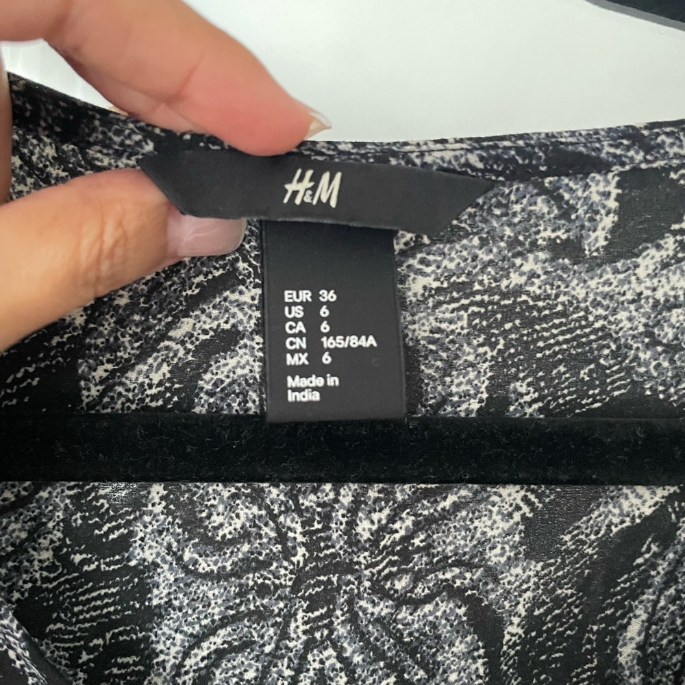 H&M Black and Gray Patterned Tunic - Picture 3 of 7